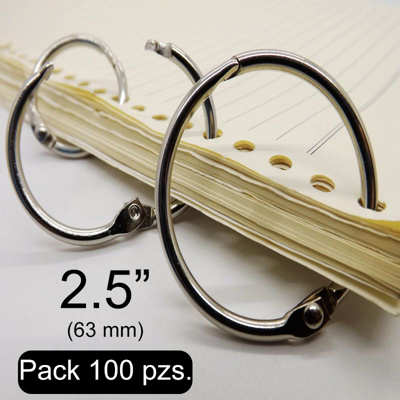 Pack de 100 piezas de argollas abatibles articuladas metálicas con bisagra de perno remachado en acabado niquelado (plateado). Medida de 63 mm de diámetro interior, ideal para carpetas, agendas, menús, publicaciones impresas, carteles colgantes y gráficos. Capacidad para almacenar  520 hojas. Pack de 100 piezas de argollas abatibles articuladas metálicas con bisagra de perno remachado en acabado niquelado (plateado). Medida de 63 mm de diámetro interior, ideal para carpetas, agendas, menús, publicaciones impresas, carteles colgantes y gráficos. Capacidad para almacenar  520 hojas.